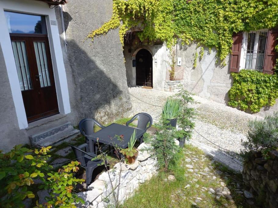 The Door Of The Castle Apartment Menaggio Exterior photo